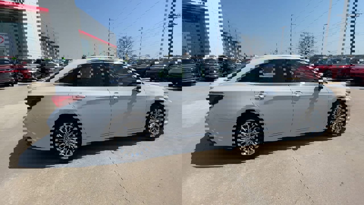 2022 Toyota Avalon Limited photo 9