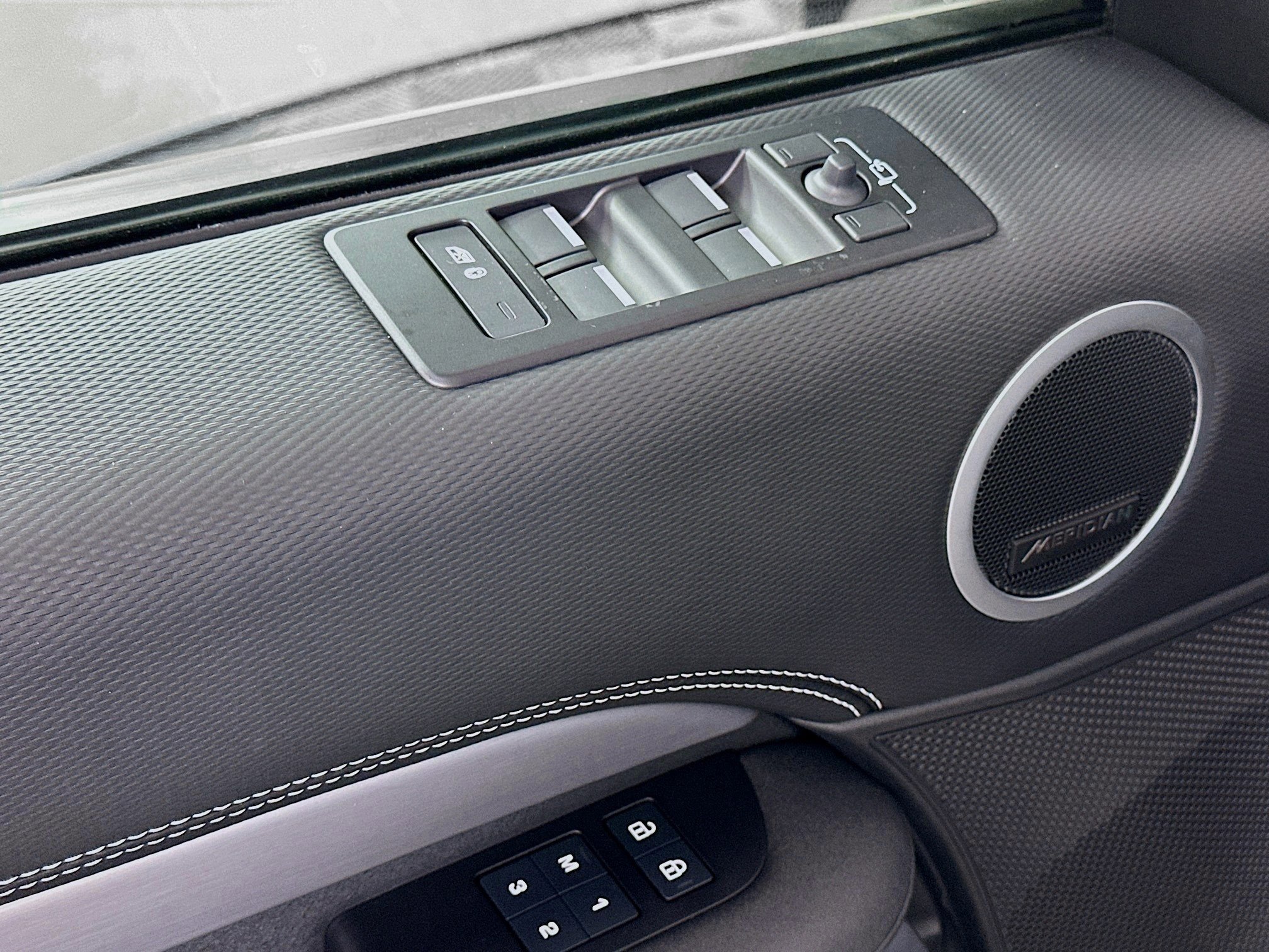 2024 Land Rover Discovery SE photo 14
