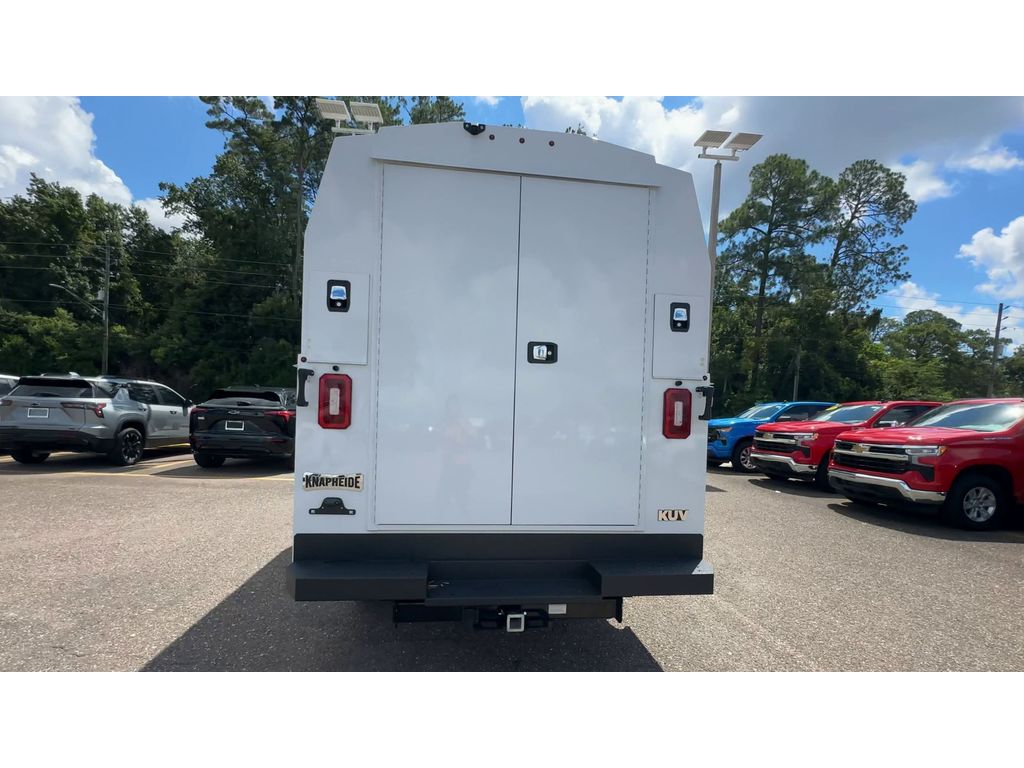 2025 Chevrolet Express Cutaway 3500 photo 2