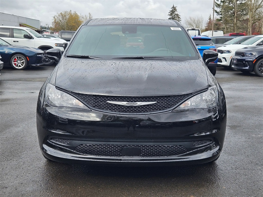 2025 Chrysler Voyager LX photo 2