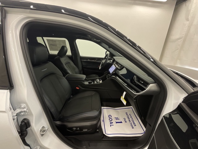 New 2024 Bright White Clear-Coat Exterior Paint Jeep Trailhawk 4xe image 24