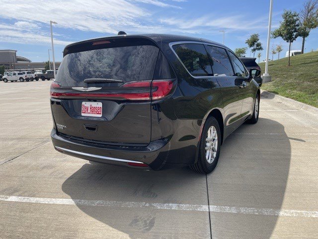 2026 Chrysler Pacifica photo 4