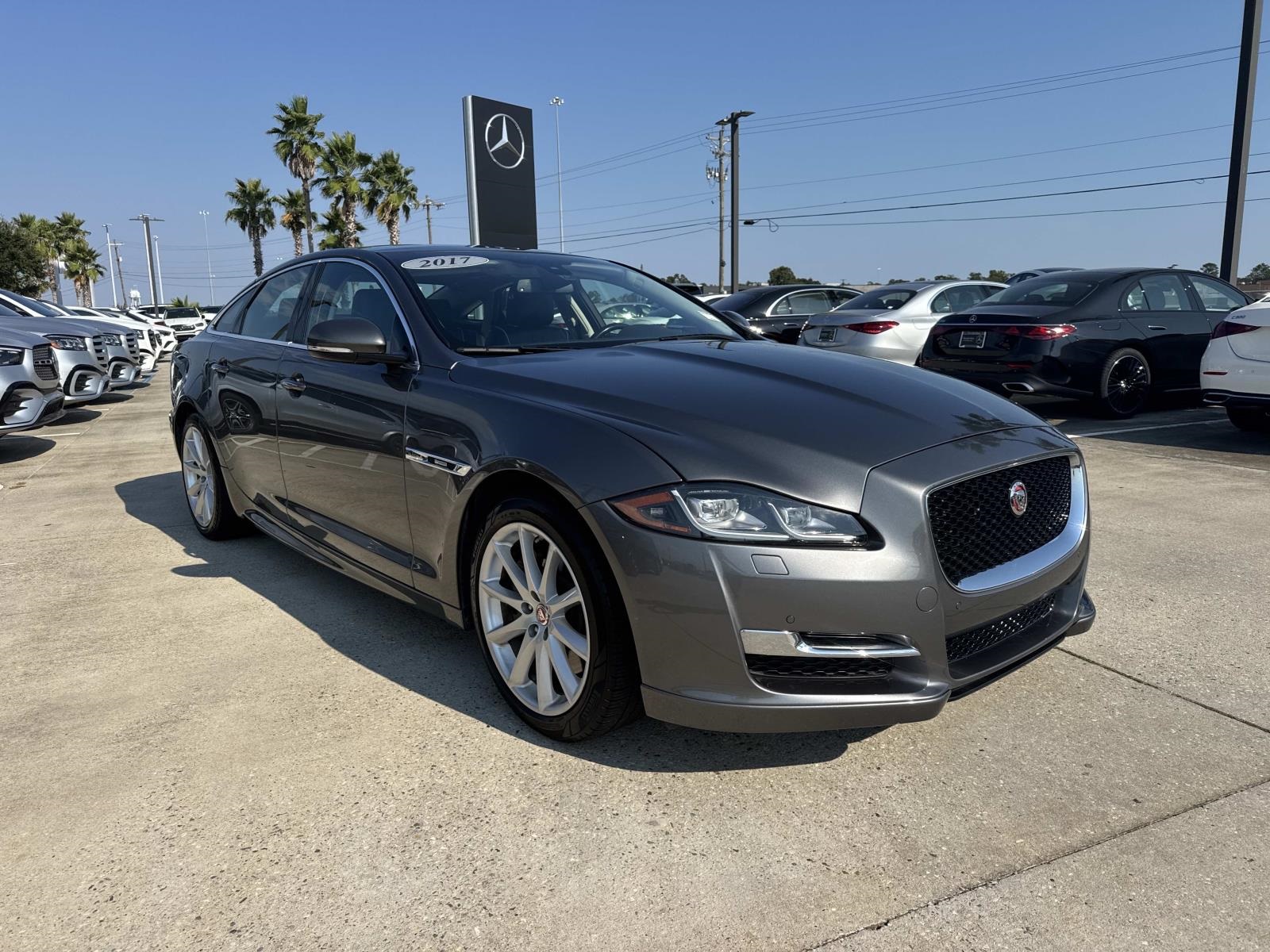 2017 Jaguar XJ R-Sport photo 2