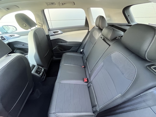 2025 Volkswagen Taos SE photo 2