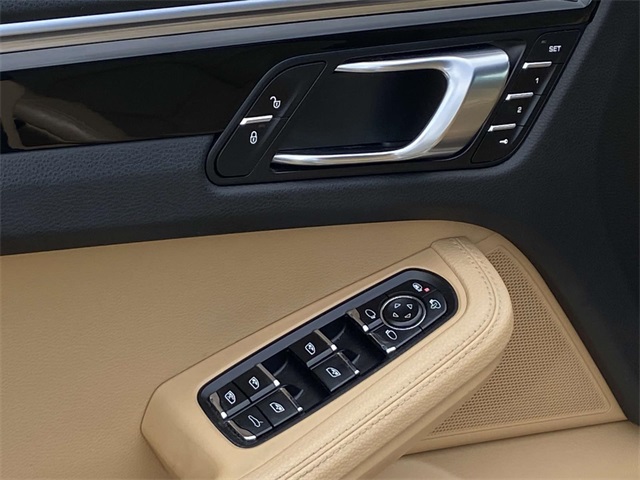 2018 Porsche Macan Base photo 12