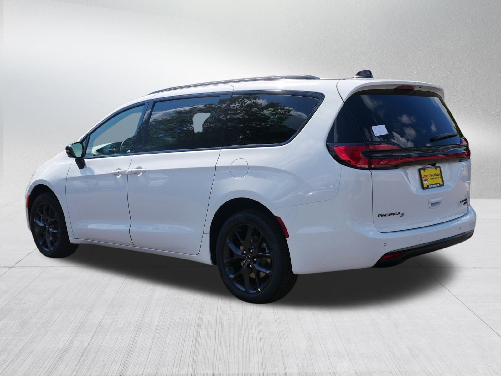 2026 Chrysler Pacifica Limited photo 4