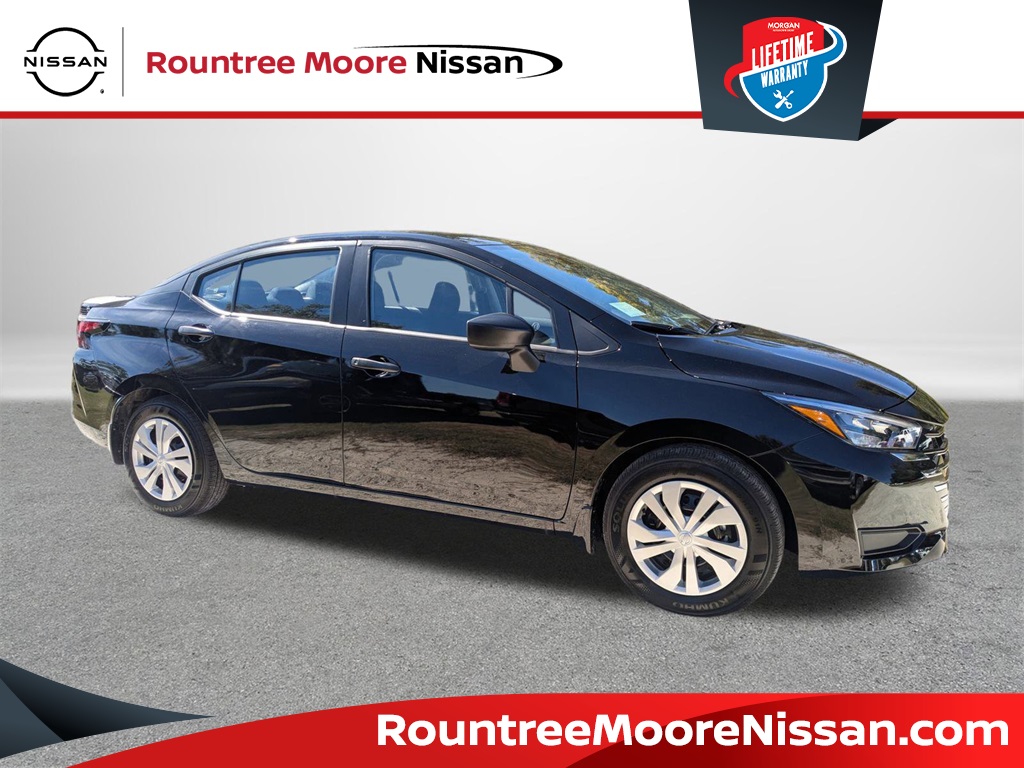 2025 Nissan Versa S's photo