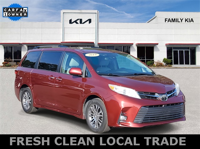 2019 Toyota Sienna XLE's photo