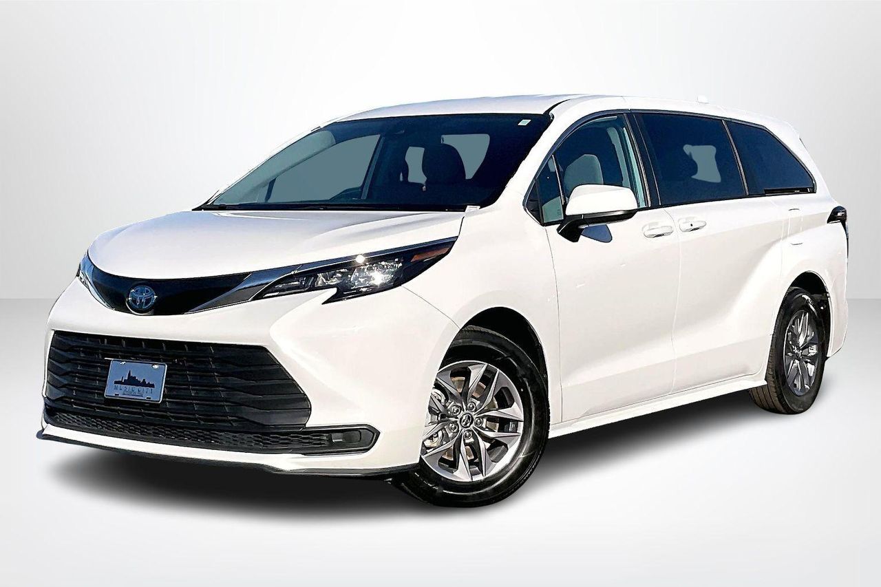 2024 Toyota Sienna LE's photo