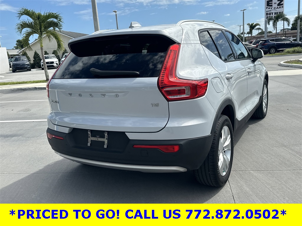 2022 Volvo XC40 Momentum photo 4