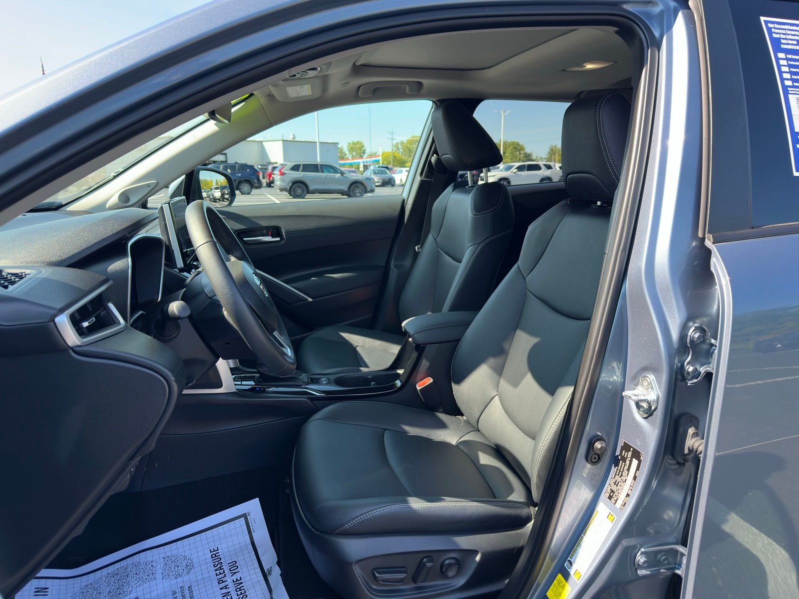 2023 Toyota Corolla Cross XLE photo 10