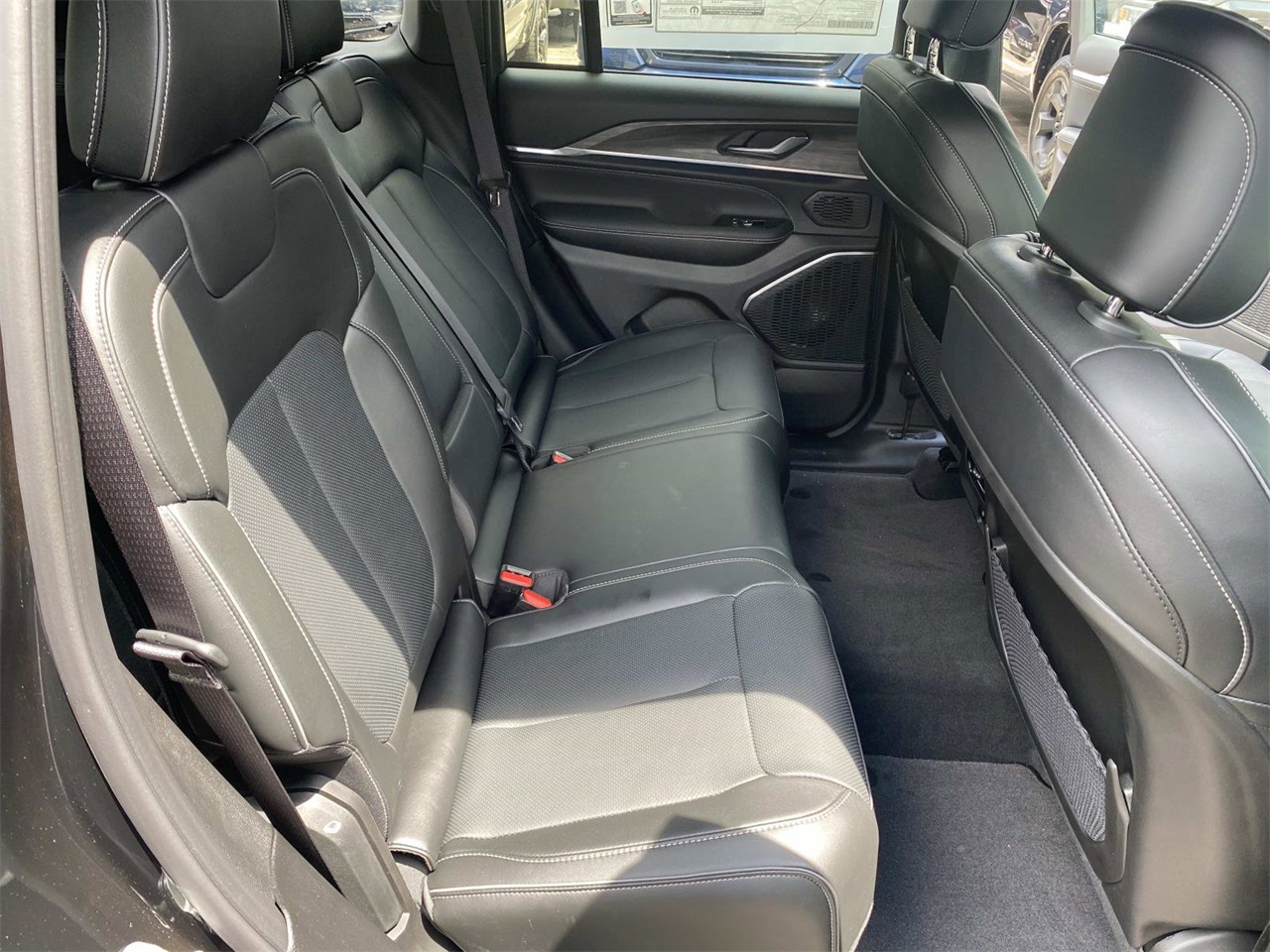 2025 Jeep Grand Cherokee Overland photo 27