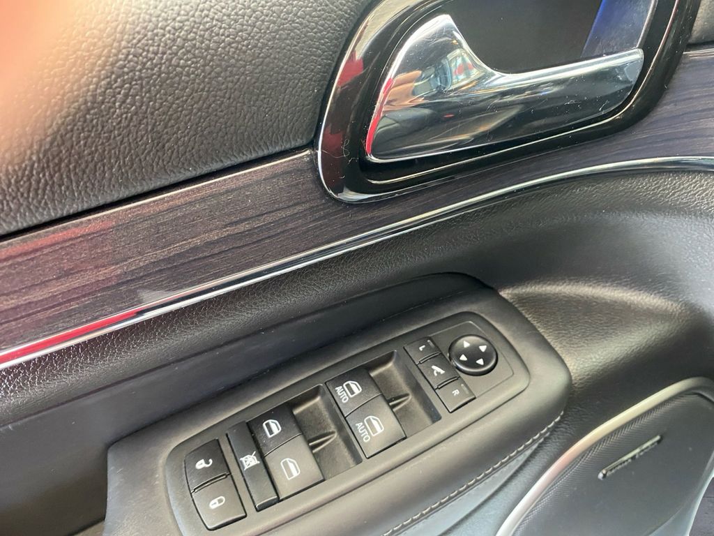 2020 Jeep Grand Cherokee Overland photo 11
