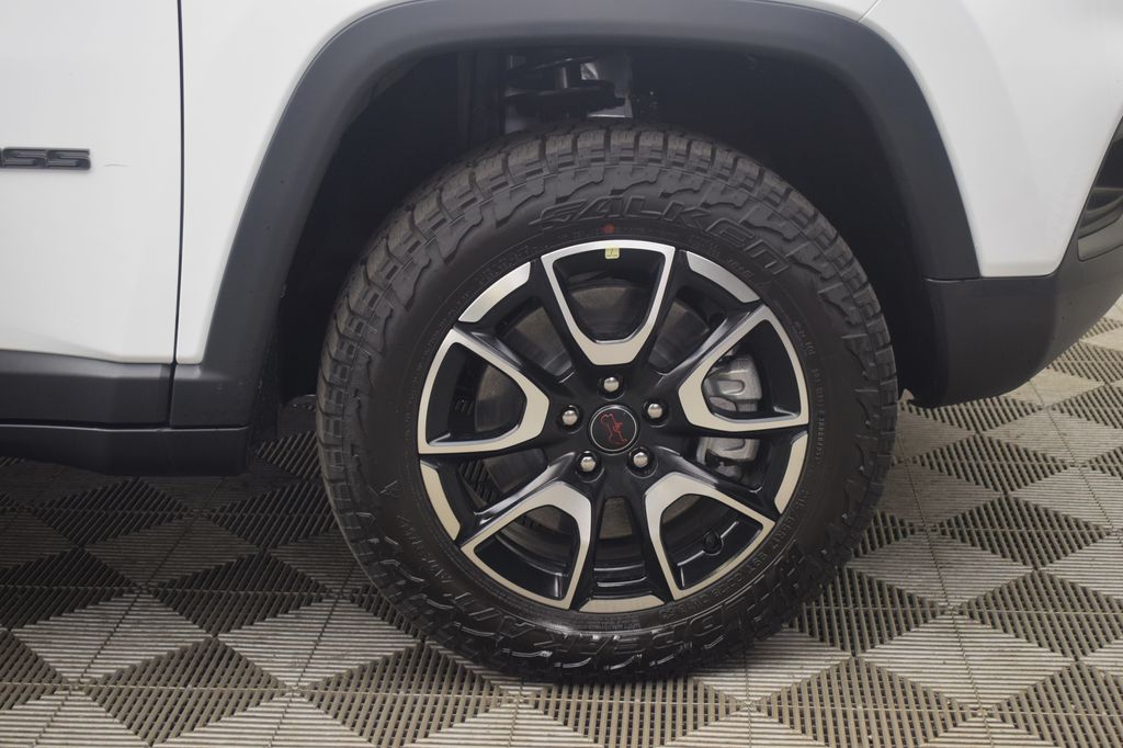2025 Jeep Compass Trailhawk photo 7