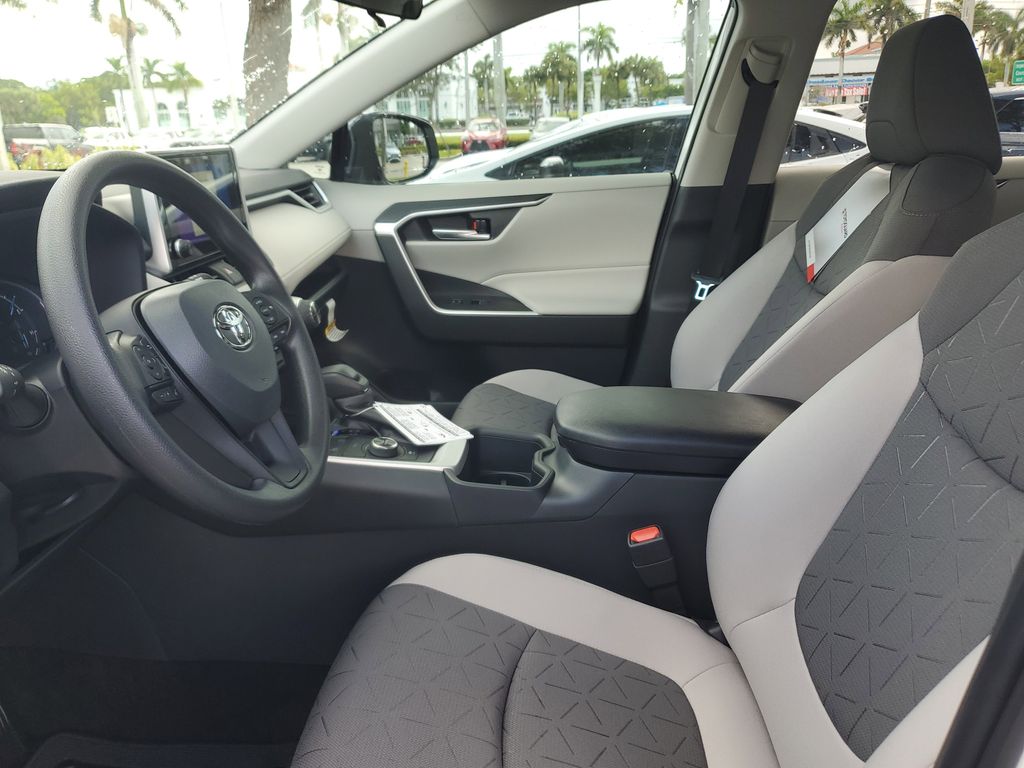 2025 Toyota RAV4 Hybrid XLE photo 15