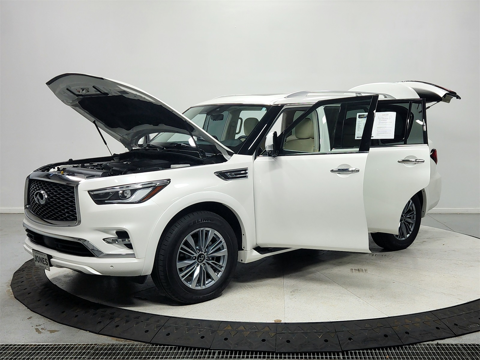 2023 Infiniti QX80 Luxe photo 9