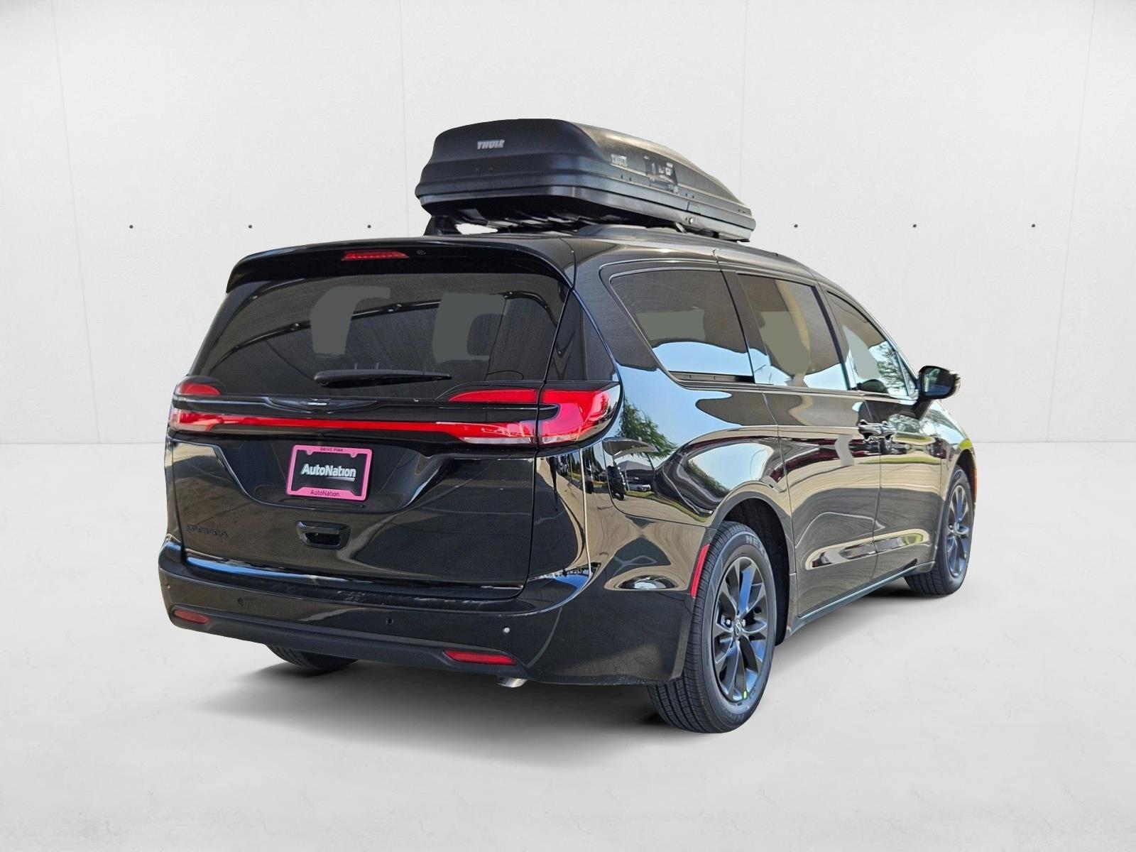 2025 Chrysler Pacifica photo 2