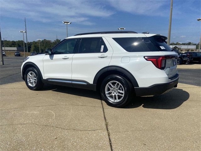 2025 Ford Explorer photo 2
