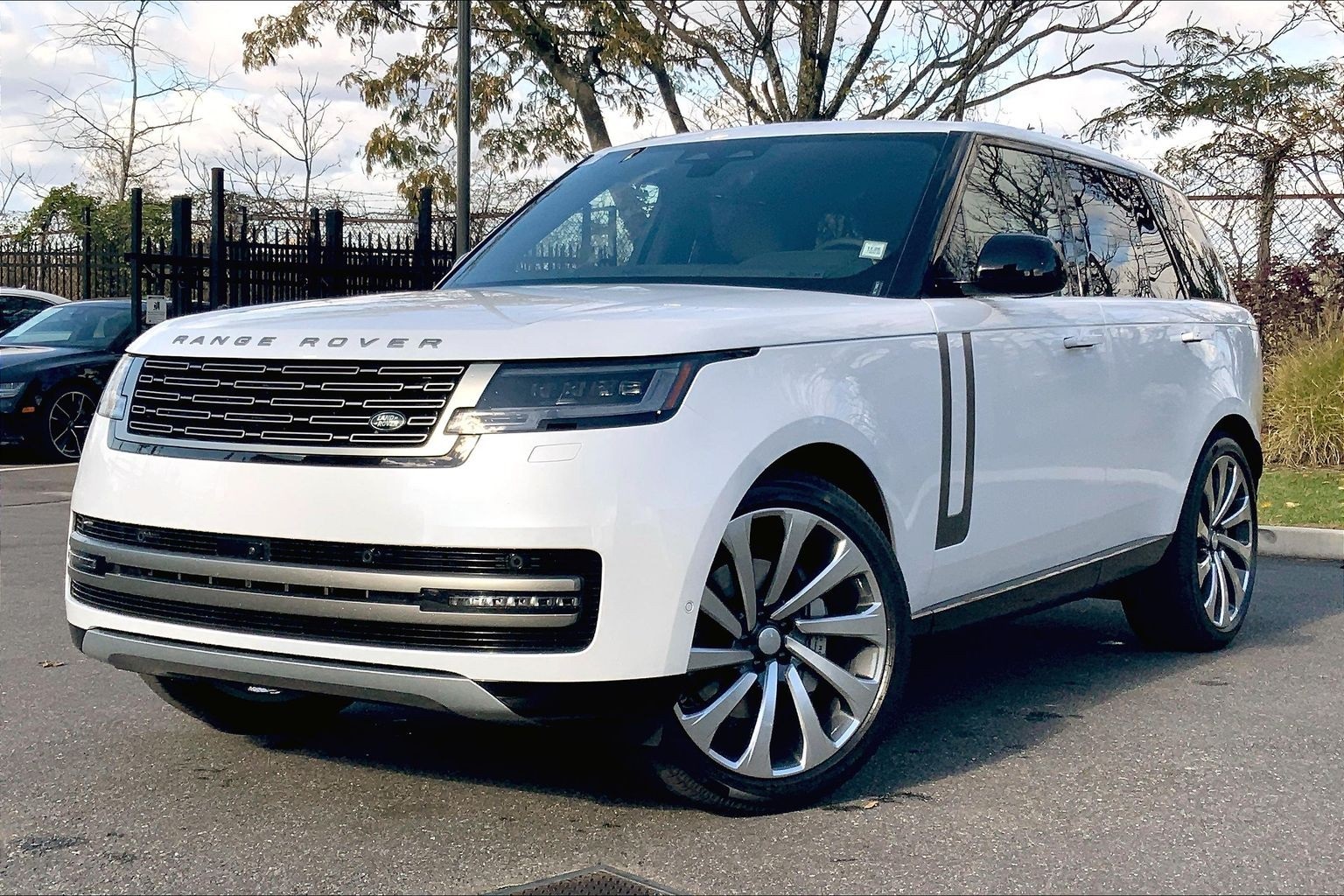 2025 Land Rover Range Rover SE's photo