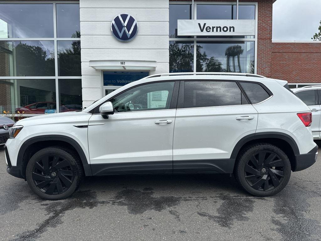 2024 Volkswagen Taos SE photo 2