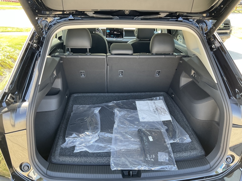 2025 Volkswagen Tiguan SE photo 2