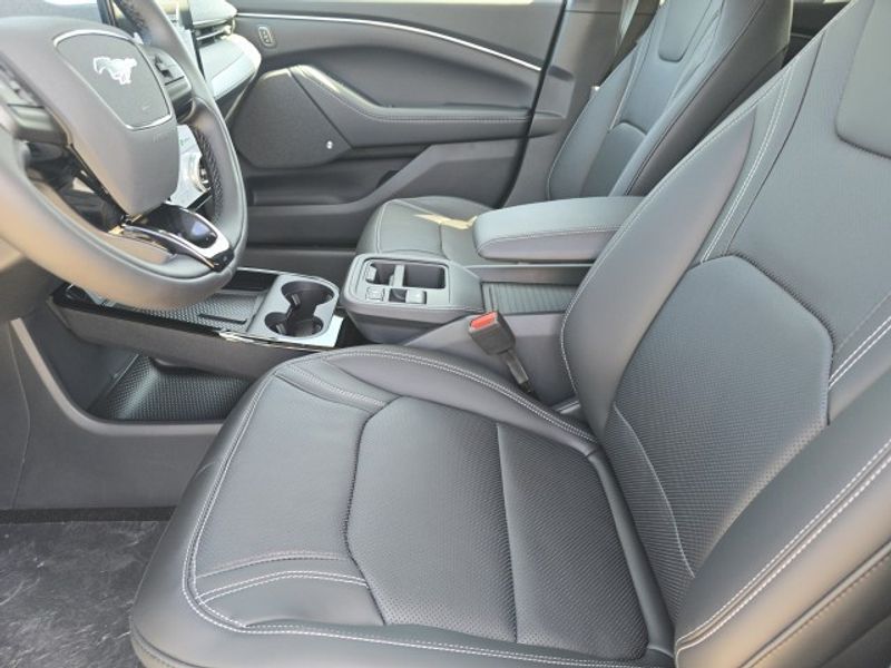2025 Ford Mustang Mach-E Premium photo 8
