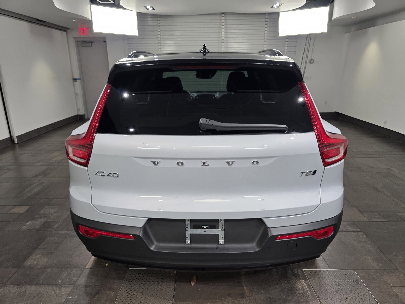 2021 Volvo XC40 R-Design photo 4