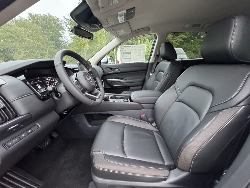 2025 Nissan Pathfinder SL photo 15