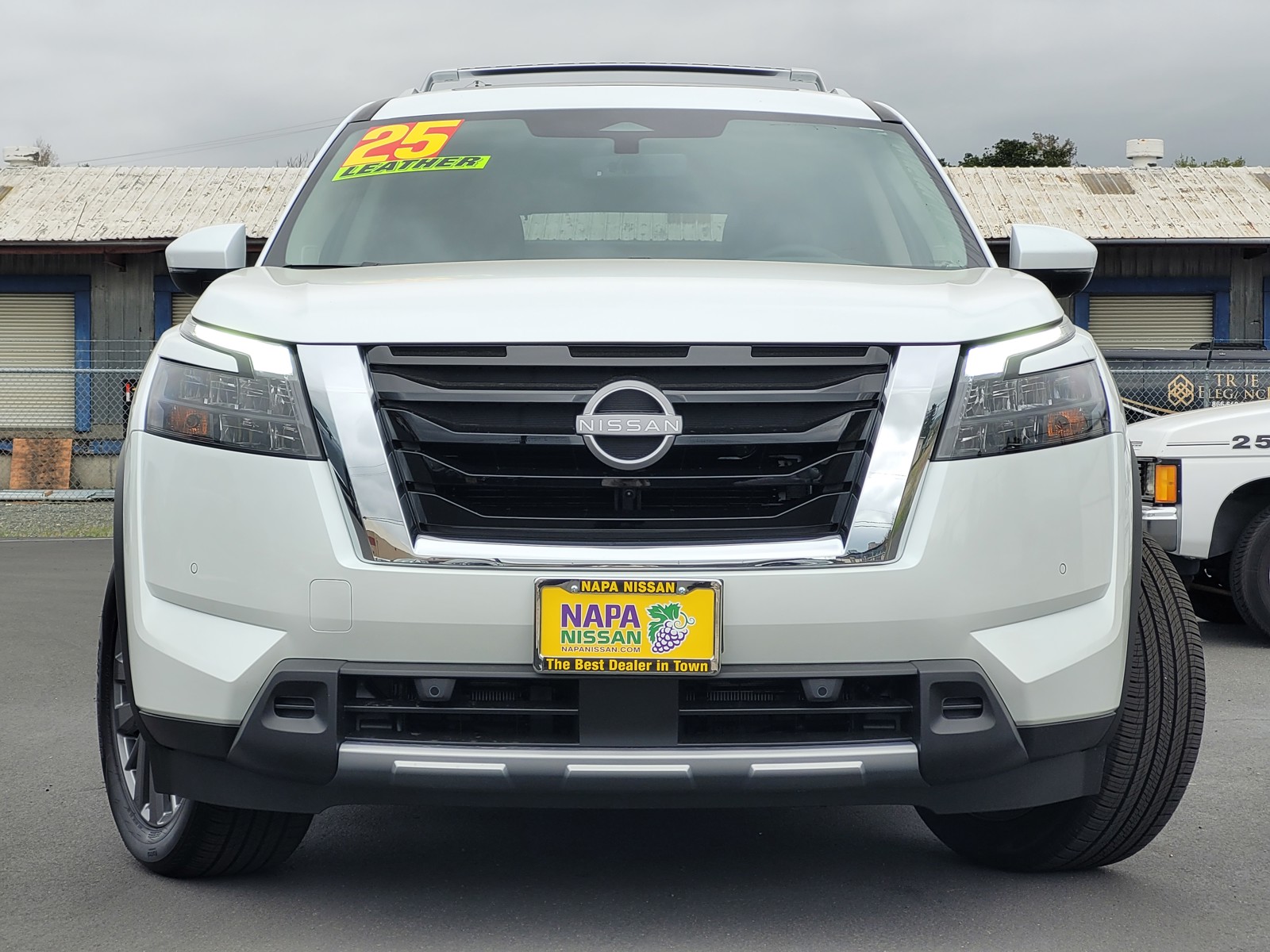 2025 Nissan Pathfinder SL photo 2