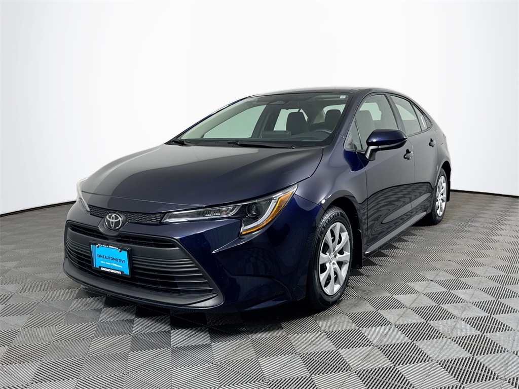 2024 Toyota Corolla LE's photo