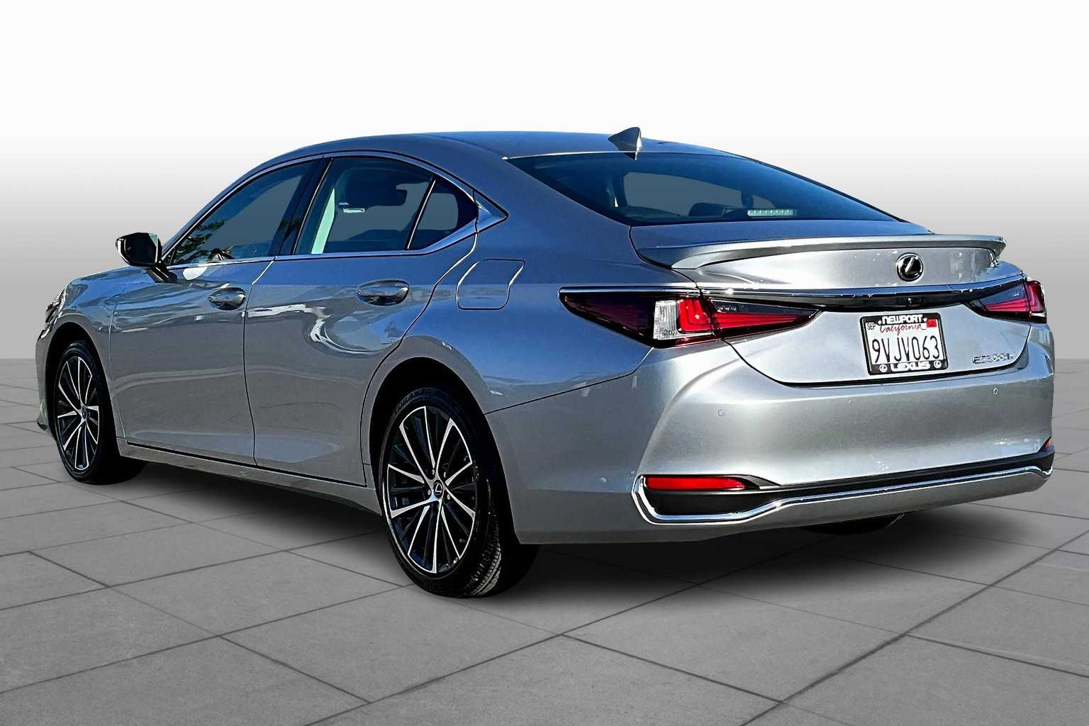 2025 Lexus ES 300h photo 10