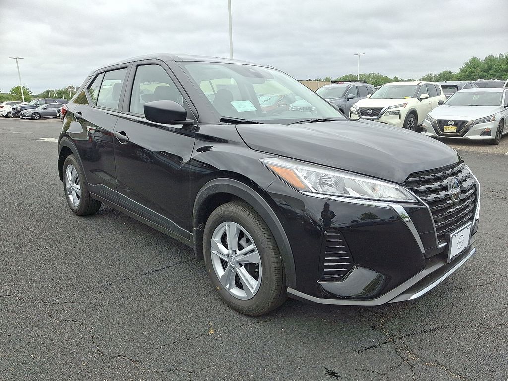2025 Nissan Kicks Play S photo 2