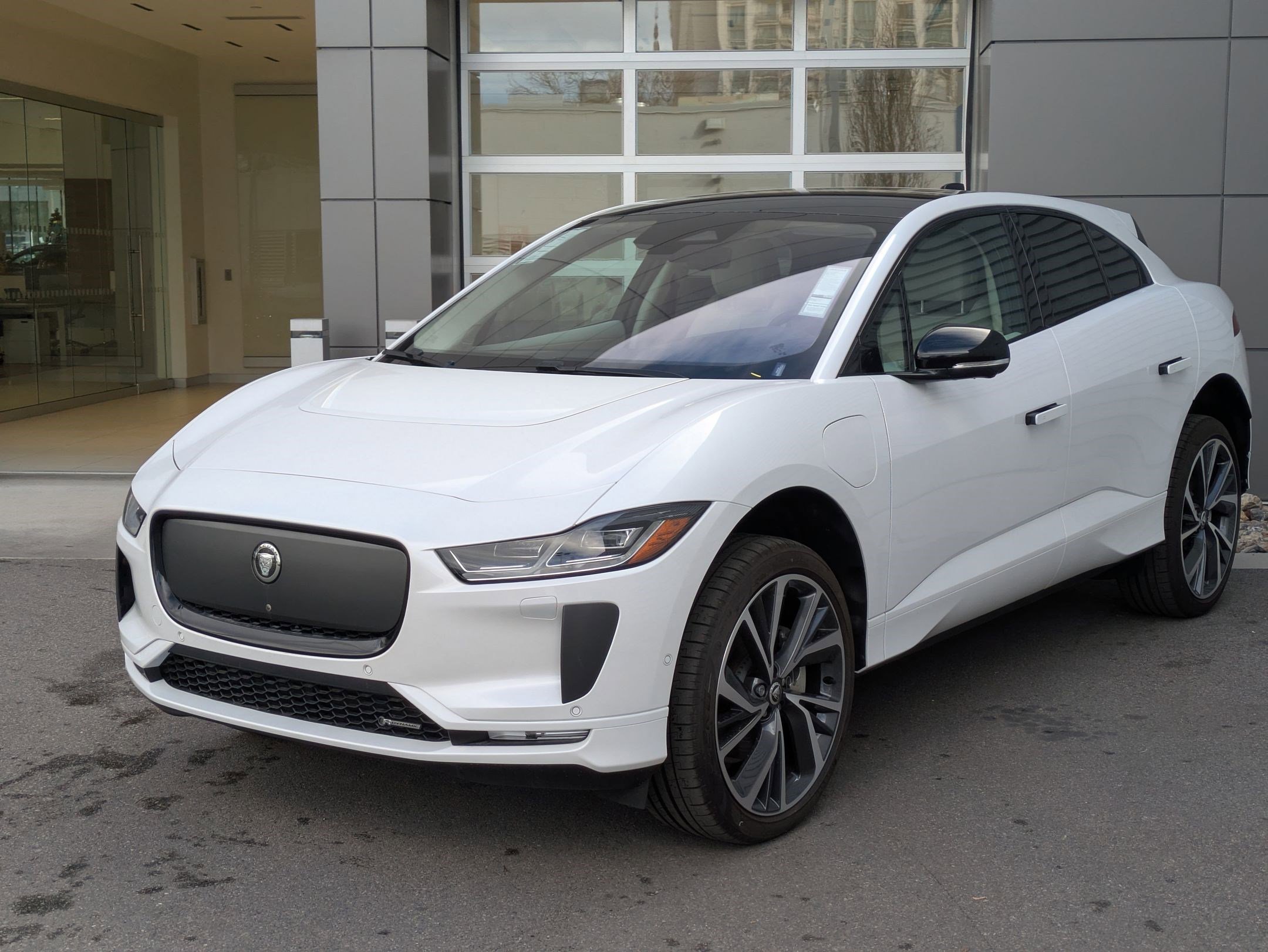 2024 Jaguar I-PACE R-Dynamic HSE's photo
