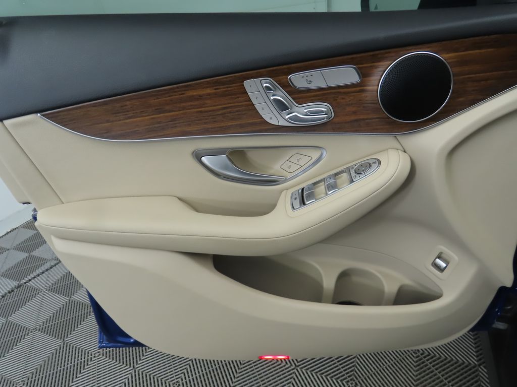 2022 Mercedes Benz GLC 300 photo 21