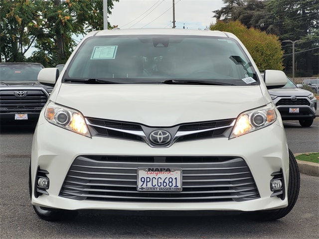 2018 Toyota Sienna XLE photo 2