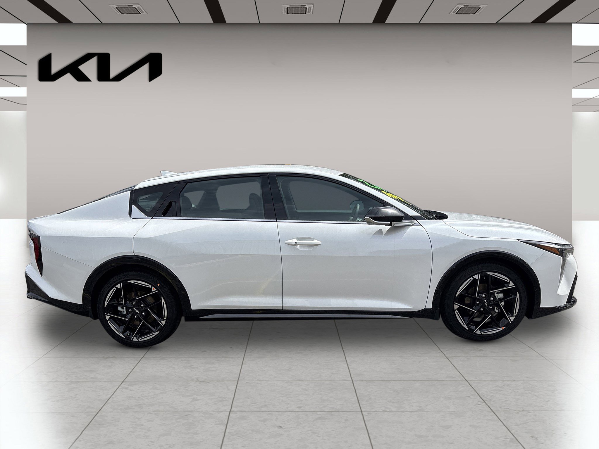 2025 Kia K4 GT-Line photo 2