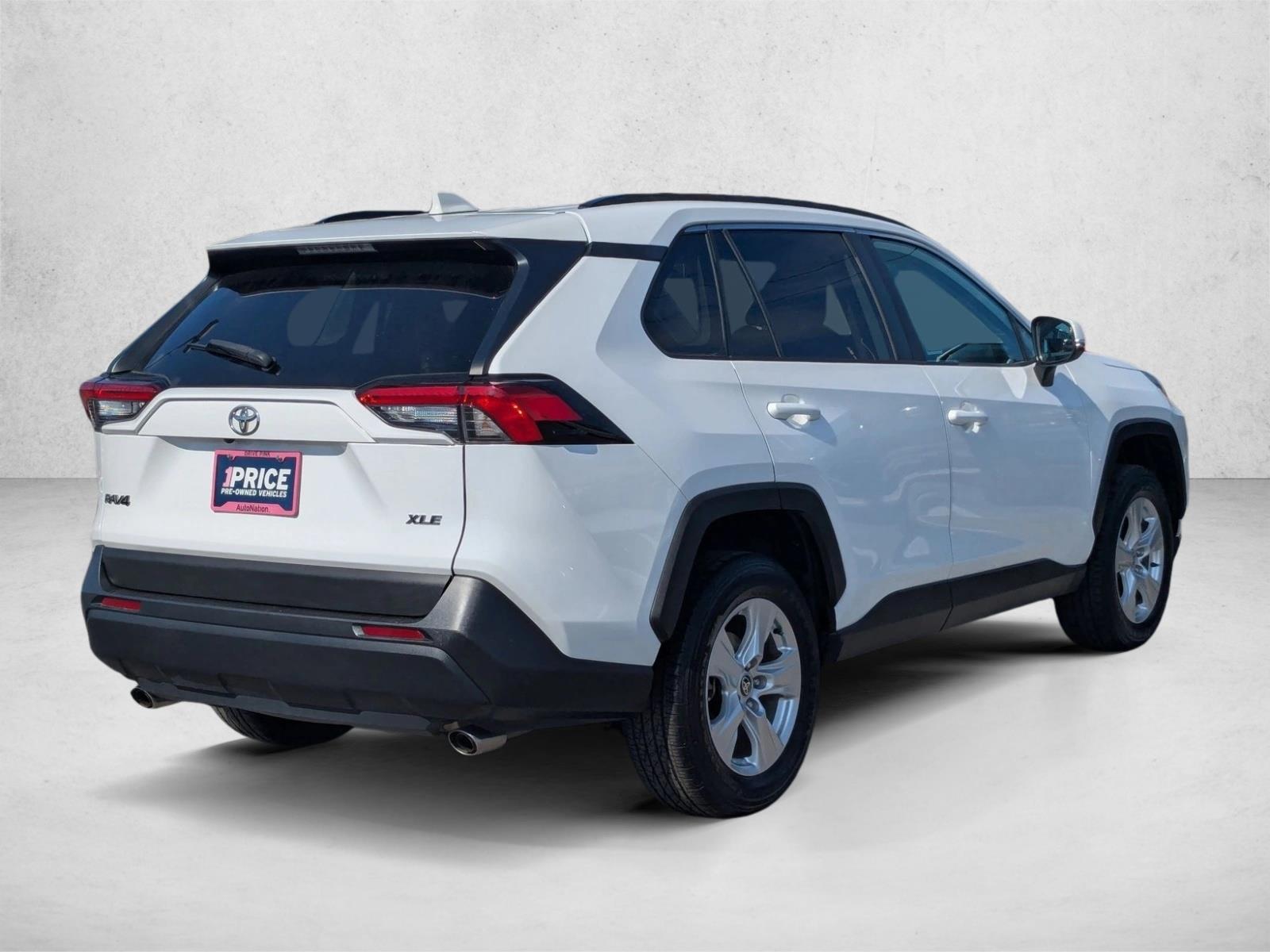 2021 Toyota RAV4 XLE photo 3