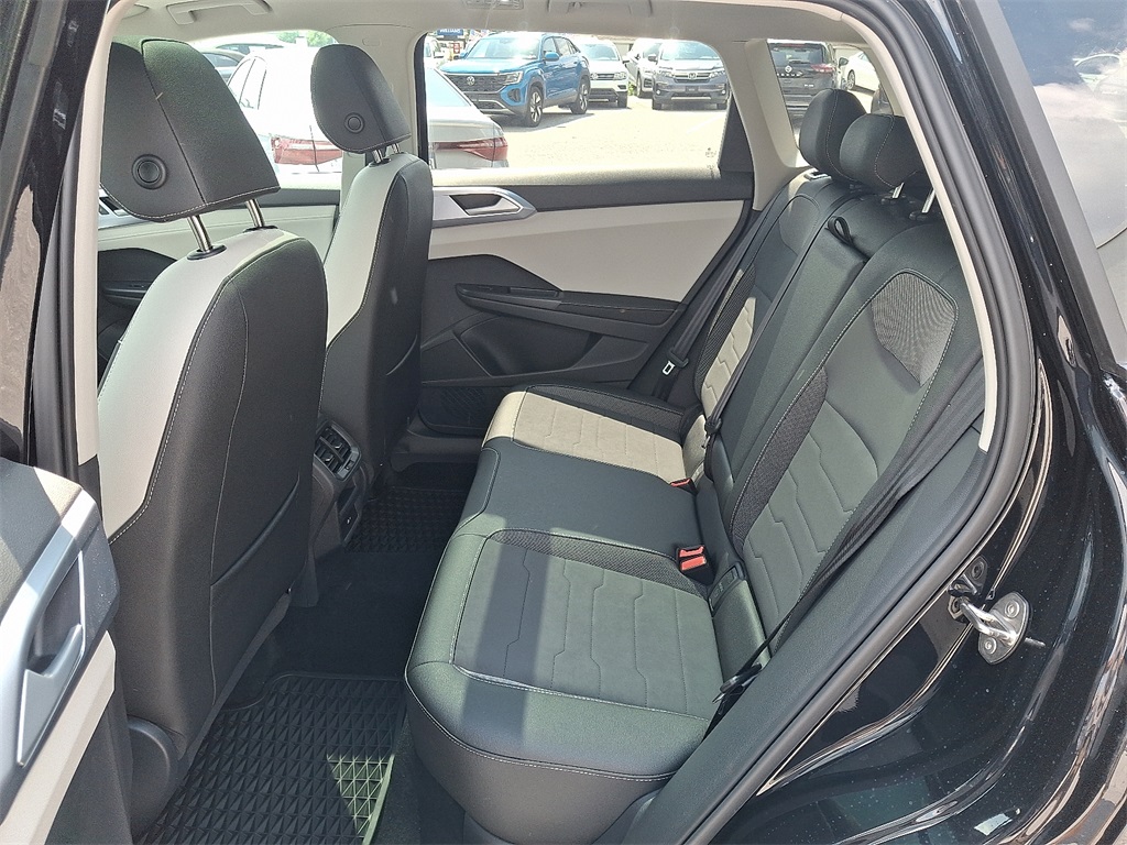 2025 Volkswagen Taos SE photo 4