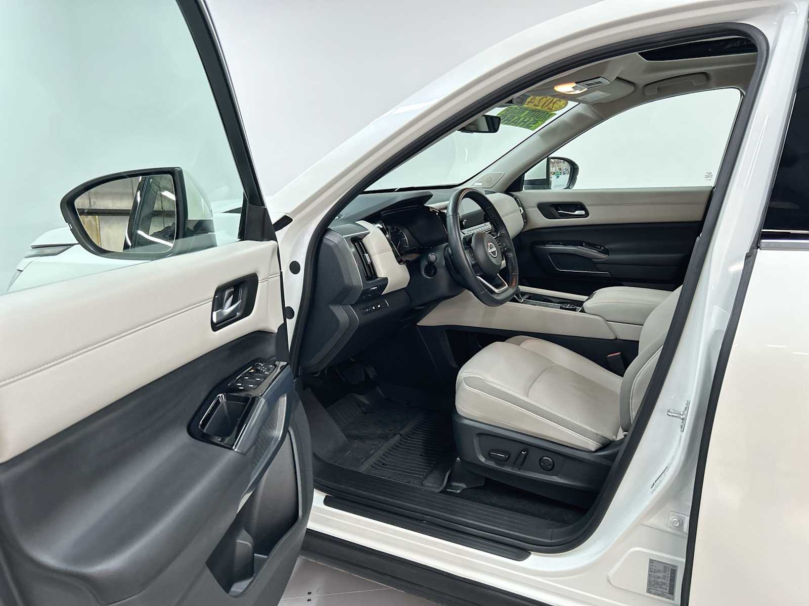 2024 Nissan Pathfinder SL photo 12