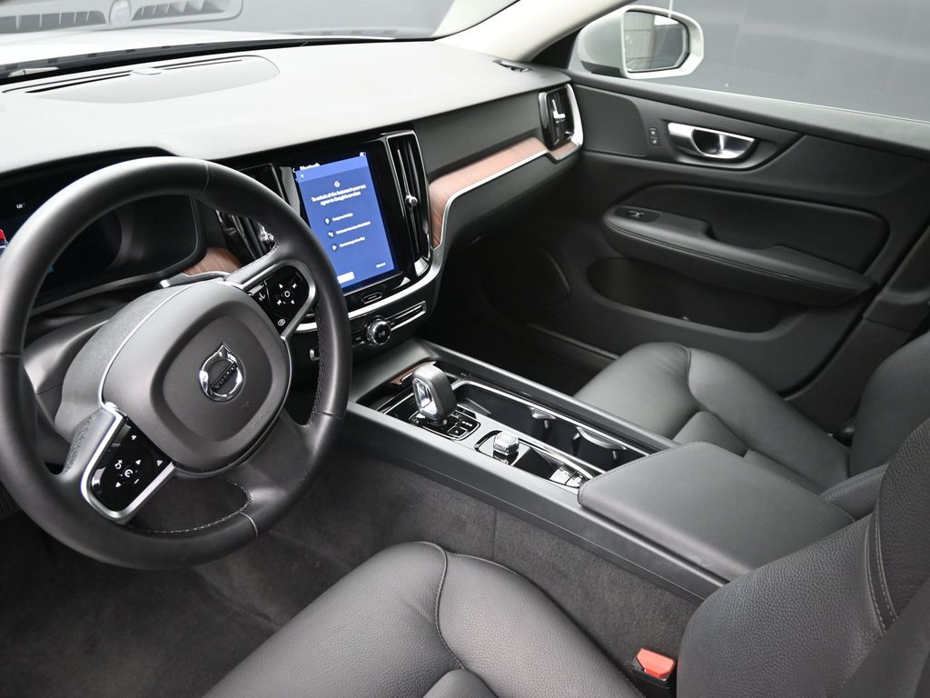 2025 Volvo V60 Cross Country B5 Plus photo 11