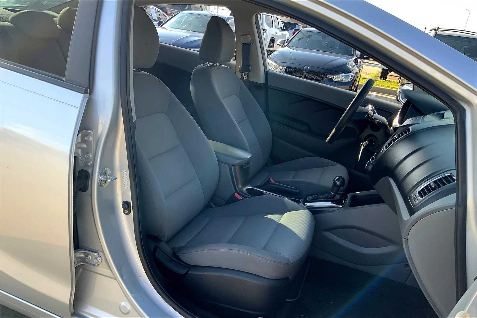 2017 Kia Forte LX Base photo 8