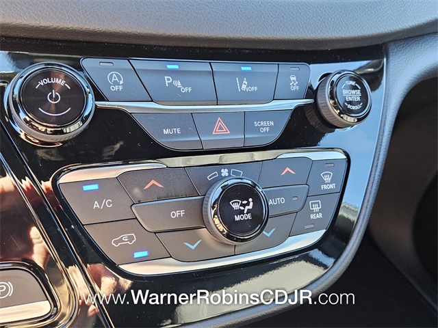 2025 Chrysler Voyager LX photo 21