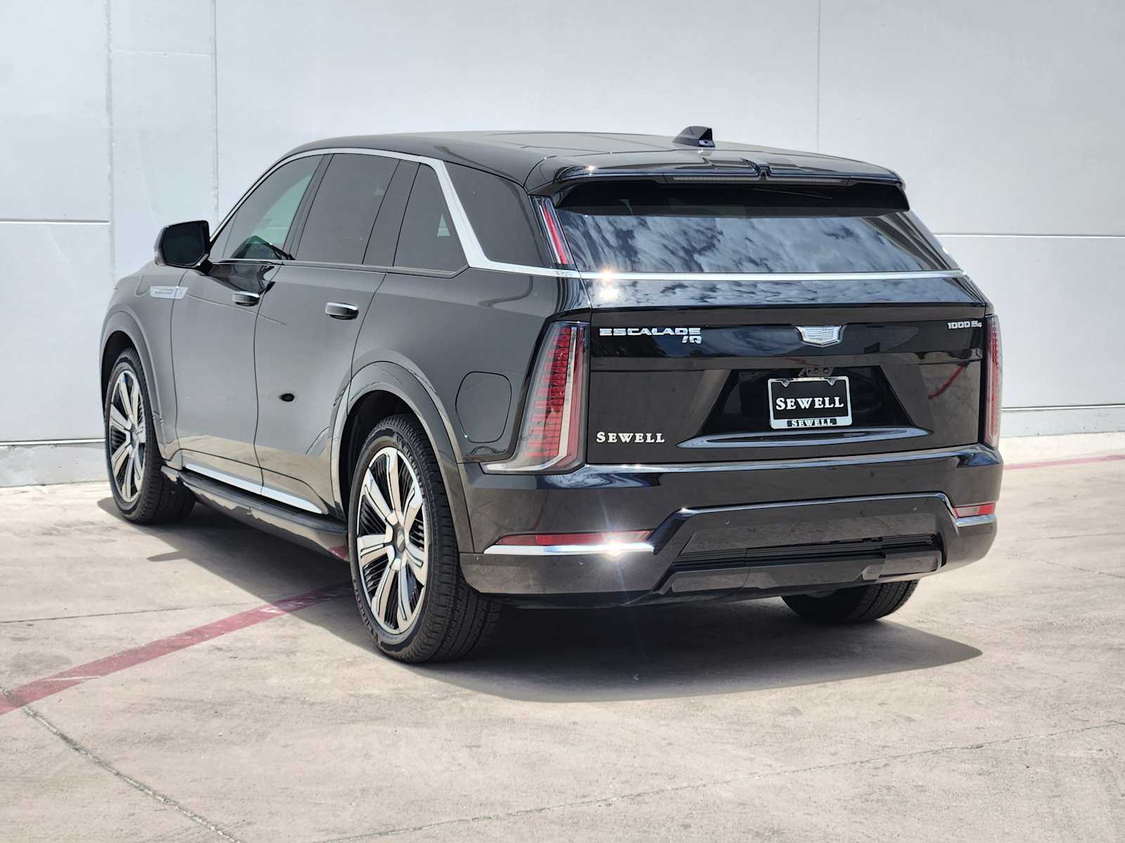 2025 Cadillac Escalade IQ Luxury photo 4