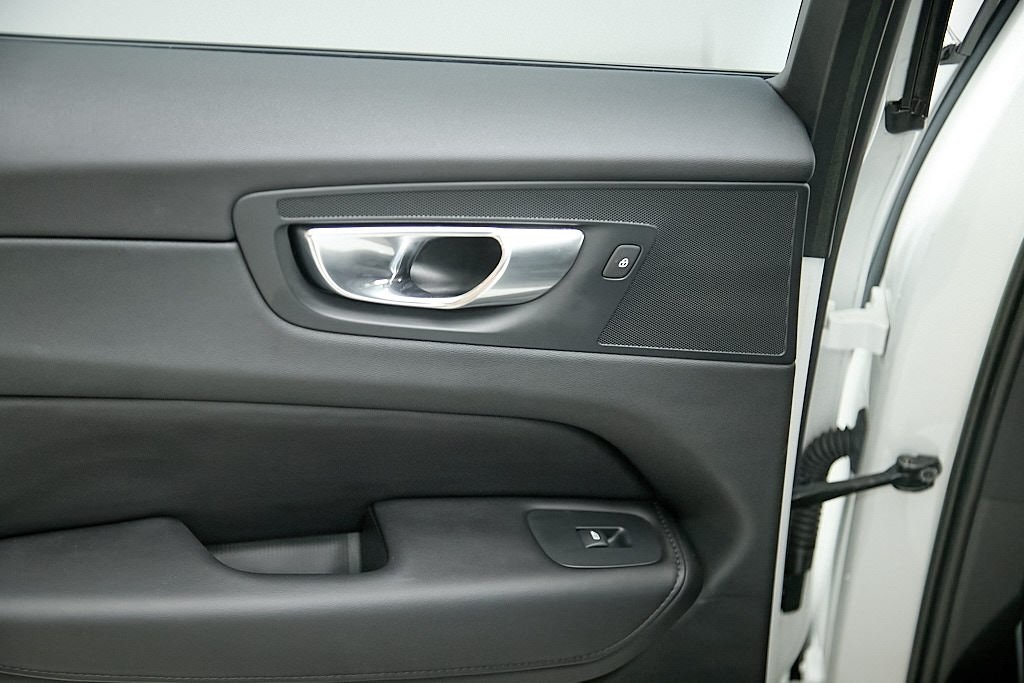 2023 VOLVO XC60 - Image 18