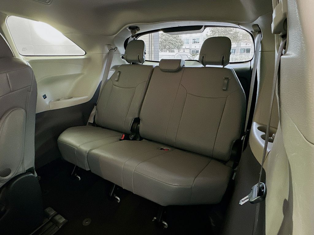2024 Toyota Sienna XLE photo 26