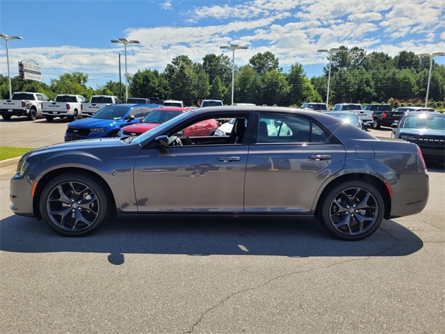 2023 Chrysler 300 Touring photo 4