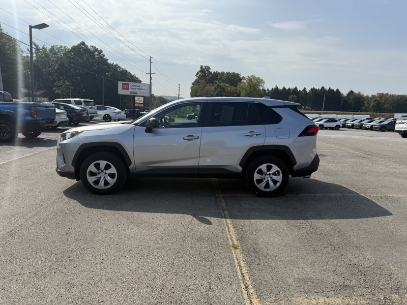 2022 Toyota RAV4 LE photo 8