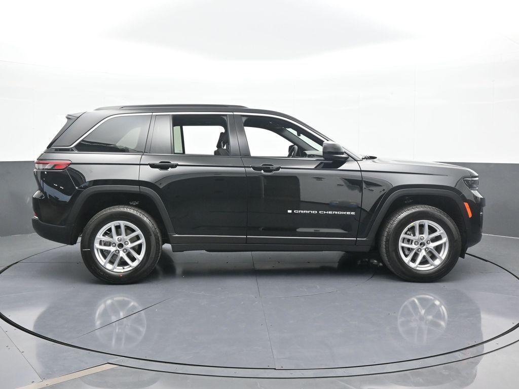 2025 Jeep Grand Cherokee Laredo X photo 3