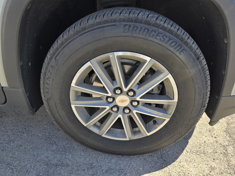 2023 Chevrolet Traverse Cloth 1LT photo 2