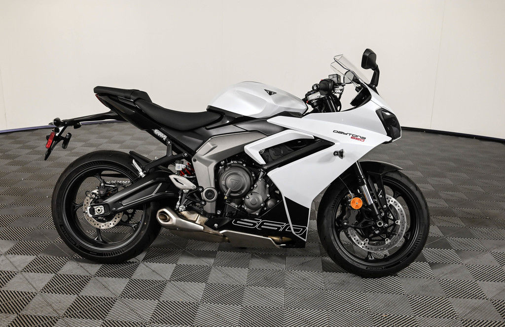 New 2025 Triumph Daytona 660 Snowdonia White/Sapphire Black 660 in